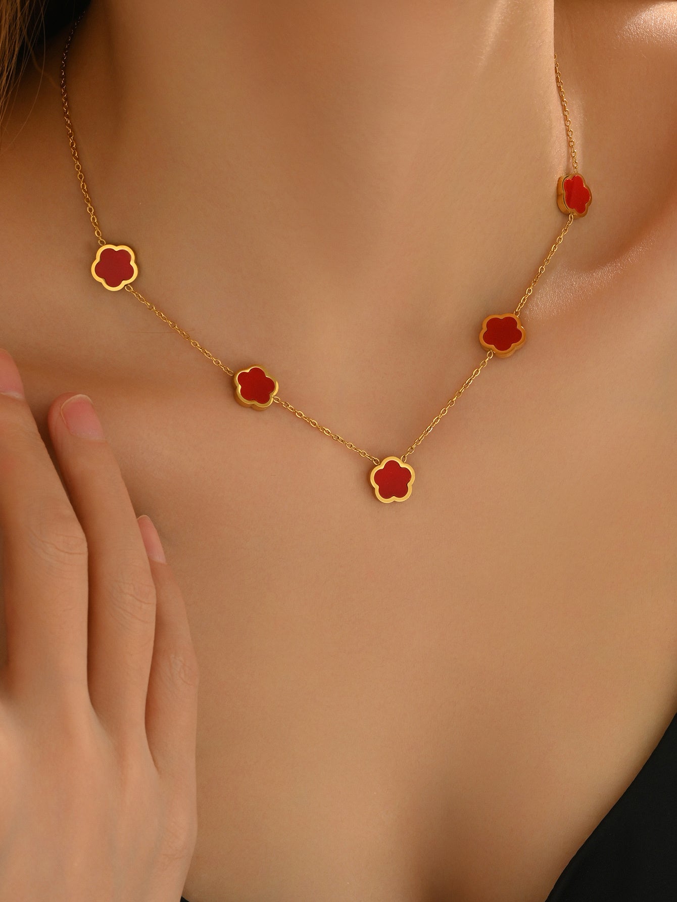 18K Gold Plated Five Leaf Clover Necklace – Elegant Hypoallergenic Jewelry