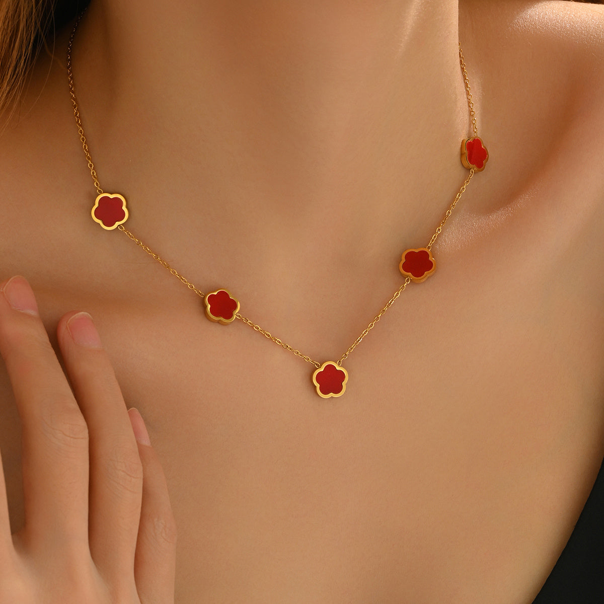 18K Gold Plated Five Leaf Clover Necklace – Elegant Hypoallergenic Jewelry